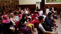 Warga datang mengadukan nasib anaknya yang tidak bisa mendaftar ke sekolah terkait pemasalahan nomor induk kependudukan.