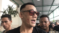 Ada bekas bibir di pipi Tio yang menarik perhatian wartawan.