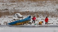Kota Linjiang tak berbatasan langsung dengan Korut karena adanya Sungai Yalu. Dari tepi sungai ini, traveler dapat melihat kegiatan warga korut yang mengambil air ketika musim dingin tiba. (Damir Sagolj/Reuters)