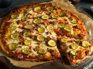 Ternyata Ini Alasannya Kenapa Orang Korea Makan Pizza dengan Acar