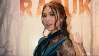 Denira Wiraguna usai menghadiri acara gala premier film Rasuk di Plaza Senayan, Jakarta Pusat, Rabu (27/6) malam. Foto: Pool/Noel/DetikFoto.