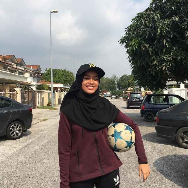 Awalnya, ia tidak diizinkan ayahnya untuk bermain bola. Tapi karena kegigihannya dalam berlatih, ayah dan ibunya pun mendukung Nisa. Foto: Instagram/Qhouirunnisa