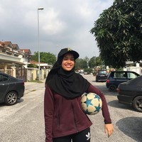 Awalnya, ia tidak diizinkan ayahnya untuk bermain bola. Tapi karena kegigihannya dalam berlatih, ayah dan ibunya pun mendukung Nisa. Foto: Instagram/Qhouirunnisa