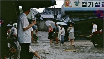 Suasana salah satu sudut Seoul tahun 1968, kotanya masih biasa saja bahkan kebanjiran. Foto: Vintages