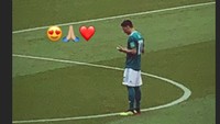 Dukungan Amine untuk Mesut Ozil. Dok. Instagram/gulseamine