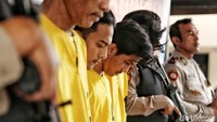 Para tersangka hanya bisa menunduk lesu selama konferensi pers rilis kasus narkoba dilaksanakan.