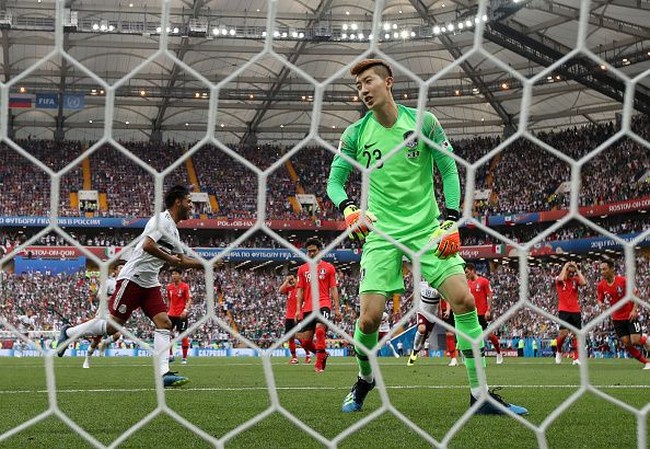 Dalam pertandingan tersebut, pemain Son Heung Min dan Kim Young Gwon memang mencetak gol yang membuat Korea Selatan menang dengan skor 2-0. Namun pria 26 tahun itu juga dianggap sangat berjasa dalam menjaga gawang. Foto: Getty Images