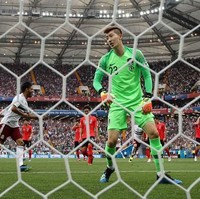 Dalam pertandingan tersebut, pemain Son Heung Min dan Kim Young Gwon memang mencetak gol yang membuat Korea Selatan menang dengan skor 2-0. Namun pria 26 tahun itu juga dianggap sangat berjasa dalam menjaga gawang. Foto: Getty Images