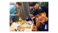 Saya bersenang-senang, kata Lee di keterangan foto. Bersenang-senang versi Lee ternyata sederhana ya, kumpul bareng teman dan makan bersama. Foto: Instagram young_lee2
