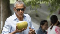 Kalau ini pose asyik Obama ketika menikmati kelapa muda. Berkaca mata hitam, Obama terlihat sangat menikmati momen ini. Slurrrp! Foto: Instagram
