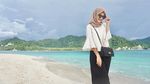 Potret Mesra Tommy Kurniawan dan Istri di Pantai