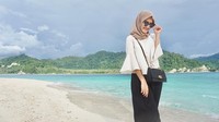 Gaya santai Lisya di pantai (lisyanurrahmi/Instagram)