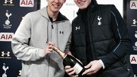 Pose Son Heung-min bersama pesepak bola asal Autralia, Kevin Mimmer memegang sebotol wine jadi kenangan manisnya tahun lalu. Keduanya terlihat sangat tampan, ya.Foto: Instagram hm_son7