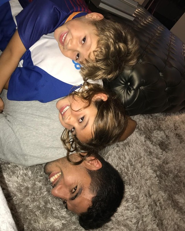 Seperti dikutip dari ESPN, ketika mendatangi rumah Luis Suarez, adalah sebuah pemandangan yang biasa melihat pemain bola yang bergabung dengan Barcelona sejak 2014 itu, bermain-main dengan anaknya. Dia selalu senang bercanda, tertawa bersama kedua buah hatinya. Foto: Dok. Instagram