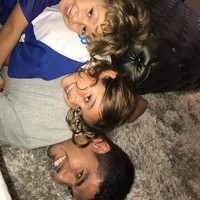 Seperti dikutip dari ESPN, ketika mendatangi rumah Luis Suarez, adalah sebuah pemandangan yang biasa melihat pemain bola yang bergabung dengan Barcelona sejak 2014 itu, bermain-main dengan anaknya. Dia selalu senang bercanda, tertawa bersama kedua buah hatinya. Foto: Dok. Instagram