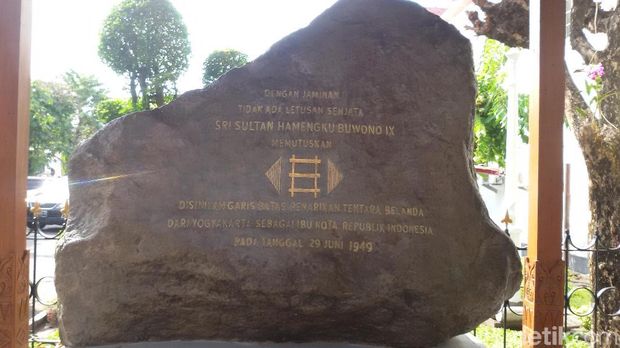 Tetenger atau tanda sejarah peristiwa Yogya Kembali di Jalan Malioboro. 