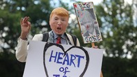 Gelombang massa yang melakukan aksi demo terkait kebijakan Pemerintah Amerika Serikat dalam menindak para imigran ilegal masih terus berlangsung. Jonathan Ernst/Reuters.