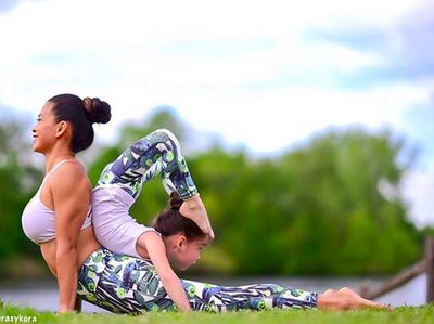 Duet Pose Yoga Ibu dan Anak Ini Kece Banget!