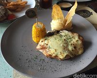 The Cut Grill House: Ada Sirloin HULK Jumbo dan Chicken Breast Mozzarella Enak