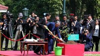 Ia juga sempat melakukan penanaman pohon.
