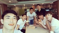 Duh, makan roti bareng rekannya aja terlihat tampan ya. Ia mengaku senang kalau makan makanan yang lezat. Foto: Instagram hm_son7