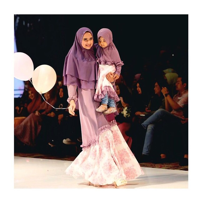 Sonya Fatmala bersama putrinya Shakila pernah berjalan bersama di catwalk pada peluncuran koleksi terbaru brand syari Si.Se.Sa. Mereka kompak memakai busana sarimbit. Foto: Instagram/SonyaFatmala