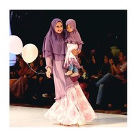 Sonya Fatmala bersama putrinya Shakila pernah berjalan bersama di catwalk pada peluncuran koleksi terbaru brand syari Si.Se.Sa. Mereka kompak memakai busana sarimbit. Foto: Instagram/SonyaFatmala