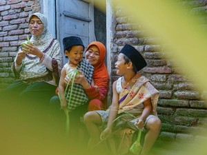 Kesibukan Membuat Kulit Ketupat