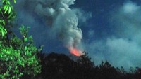 Hujan abu terjadi sejak tadi malam. Akibatnya Bandara Ngurah Rai ditutup sementara. Foto: dok. BNPB