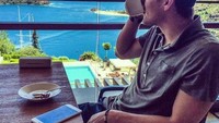 Mateo Kovacic, pesepakbola asal Kroasia ditemani dengan pemandangan laut biru yang indah. Mateo Kovacic pun terlihat sedang menyeruput secangkir kopi hangat. Foto: Instagram @mateokovacic8