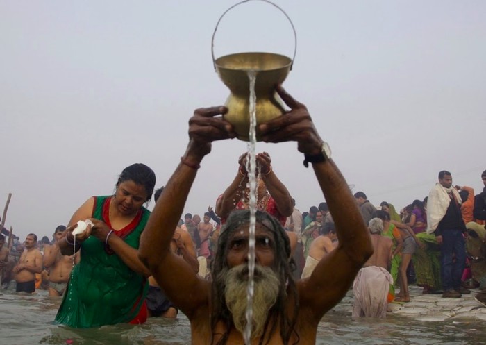 Ritual Sucikan Diri 12 Tahun Sekali di Sungai Gangga