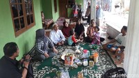 Dalam pertemuan itu, pihak sekolah mengajak Rabiatul kembali mengajar di SDIT Darul Maza. Namun, dia menolak. Untuk (bekerja) di tempat yang semula sepertinya tidak. Karena saya di situ (chat WA), bahasanya saya sudah tidak satu misi dan visi lagi (dengan yayasan). Saya sudah tidak di situ lagi dan saya lebih memilih kerja di tempat lain, ucapnya. 