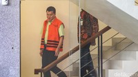 Penyidik juga mengklarifikasi fakta persidangan yang mengindikasi aliran dana e-KTP ke sejumlah politisi dan pejabat Kemendagri.