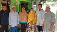 Islah antara pihak sekolah dan Robiatul diungkapkan oleh pemilik akun Andriyanto Putra Valora yang merupakan suami Robiatul. Setelah kabar ini viral, pihak Yayasan Darunnajat Maza dan SDIT Darul Maza lalu mendatangi kediaman Robiatul pada Jumat (29/6/2018). Pagi ini pihak Yayasan Darunnajat Maza yang diwakili Ust. Fahrudin, Ust. Jono, beserta Kepala SDIT Darul Maza (Ibu Tami) dengan niat yang baik datang ke kediaman Keluarga Besar Ibu Robiatul Adawiyah (guru SDIT Darul Maza yang viral pemecatan kemarin) untuk menyampaikan permohonan maaf yang sebesar-besarnya atas kelalayan yayasan dalam menjalankan manajemen pendidikan, tulis Andriyanto.  (Foto: Facebook Andriyanto Putra Valora)