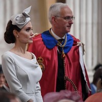 Jolie tampaknya mencuri ide fashion dari para Duchess Inggris yang selalu menggunakan busana warna netral dengan potongan klasik. Penampilan Jolie tersebut sukses mencuri perhatian.  Foto: dok. Getty Images