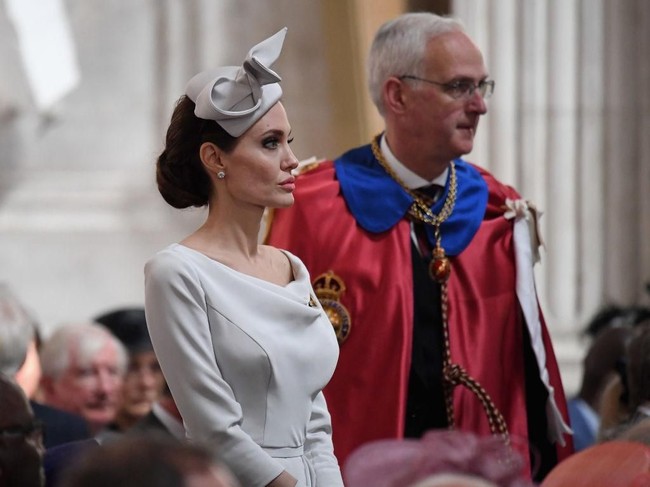 Jolie tampaknya mencuri ide fashion dari para Duchess Inggris yang selalu menggunakan busana warna netral dengan potongan klasik. Penampilan Jolie tersebut sukses mencuri perhatian.  Foto: dok. Getty Images