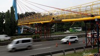 Walaupun begitu kendaraan tetap bisa melintas.
