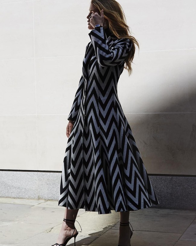 Pemotretan sebagian besar ditampilkan dalam palet hitam-putih untuk menonjolkan kesan elegan dan misterius.  Foto: Instagram/@kitty.spencer