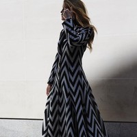 Pemotretan sebagian besar ditampilkan dalam palet hitam-putih untuk menonjolkan kesan elegan dan misterius.  Foto: Instagram/@kitty.spencer