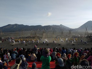 Eksotika Bromo Terbalut Dalam Perayaan Yadya Kasada