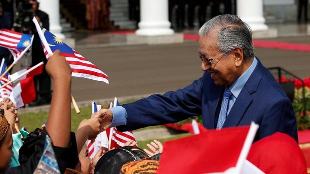 Najib Jadi Terdakwa 1MDB, Mahathir: Akan Disidang dengan Adil
