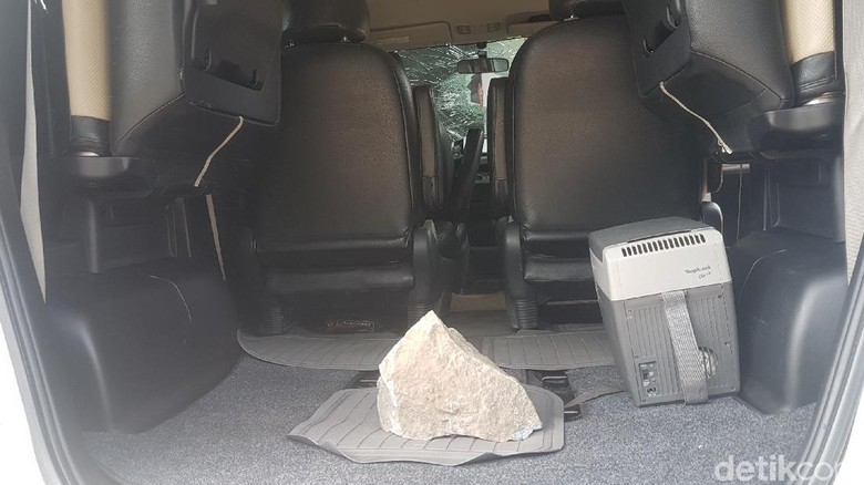 Penampakan Batu Sebesar Helm yang Dilempar di Tol Tangerang Penampakan Batu Sebesar Helm yang Dilempar di Tol Tangerang