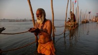 Kumbh Mela atau Festival Pitcher merupakan tradisi suci umat Hindu di India. Festival keagamaan ini diadakan 12 tahun sekali. (Ahmad Masood/Reuters)
