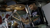 Meski memiliki keterbatasan penglihatan, anak berusia 14 tahun itu tampil dengan bersemangat.