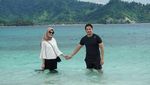Potret Mesra Tommy Kurniawan dan Istri di Pantai