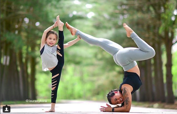 Duet Pose Yoga Ibu dan Anak Ini Kece Banget!