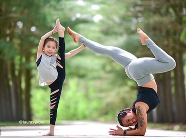 Duet Pose Yoga Ibu dan Anak Ini Kece Banget!