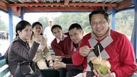 Nah kalau yang ini aksinya SBY saat menikmati kelapa muda. Bersama keluarganya, SBY berpose hendak menyantap buah kelapa yang baru saja dikeruknya. Foto: Instagram