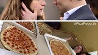 Sosok Christian Grey terlihat sedang merayu Anastasia Steele. Ngerayunya pakai kamar penuh kenikmatan, ehhh, pas dilihat ya ini.. Kamar penuh kotak pizza jumbo! Foto: Istimewa