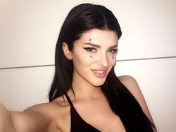 Kecantikan Sang Pelantun Piala Dunia 2018 Pukau Netizen